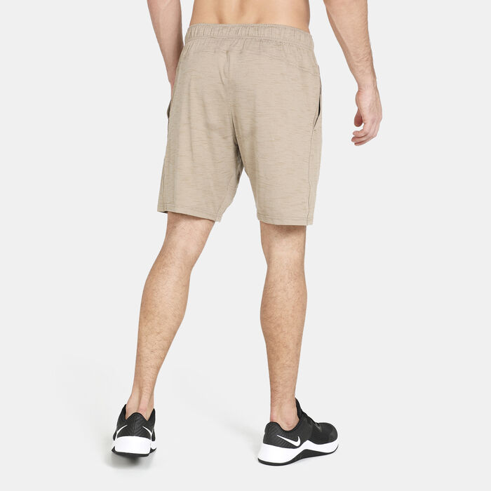 نايكي شورت دراي-فت هايبردراي يوجا للرجال بنى image number 1