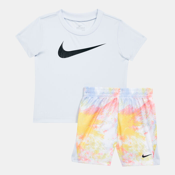 نايكي طقم تيشيرت وشورت بطبعات بالكامل للاطفال رمادي image number 0