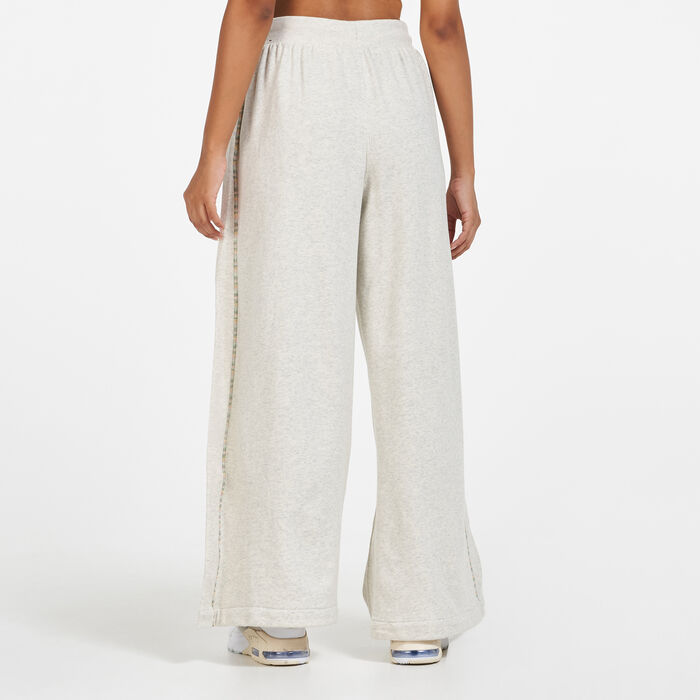 نايكي بنطال سبورتسوير ايرث داي للنساء عاجي image number 1