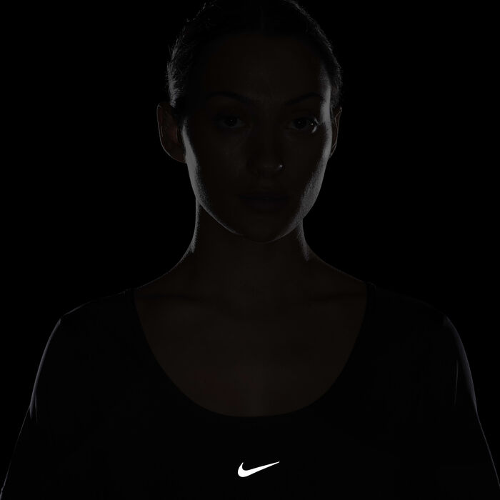 نايكي ون كلاسيك تيشيرت دراي-فت كروبد تويست بأكمام قصيرة للنساء أسود image number 6