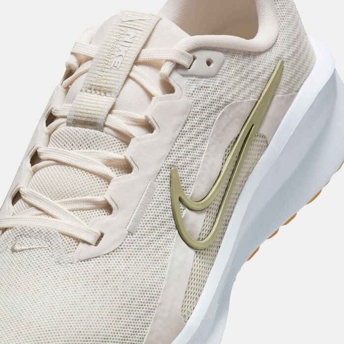 نايكي حذاء الجري على الطرق داون شيفتر 13 للنساء عاجي image number 4