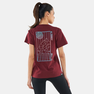 اديداس تيشيرت تيريكس ماونتين فن جرافيك للنساء أحمر