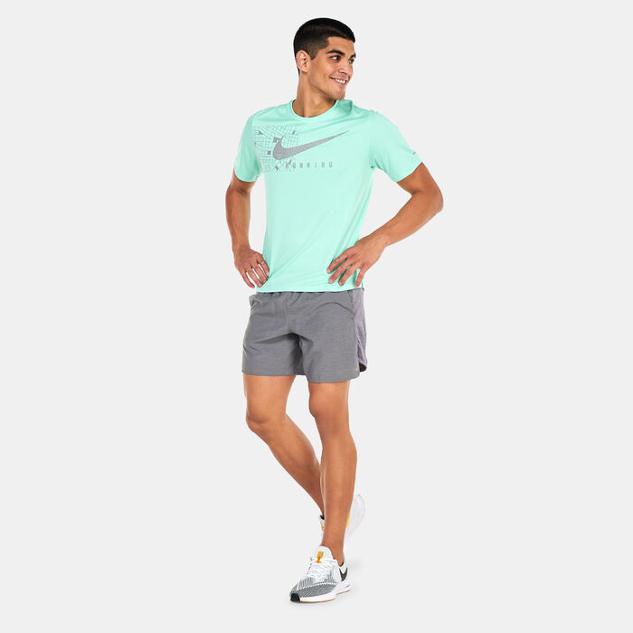 نايكي تيشيرت دراي-فت يو في ميلر رن ديفجن جرافيك للرجال أخضر image number 2