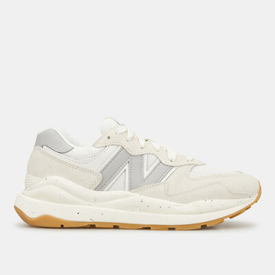 نيو بالانس حذاء 57/40 للنساء عاجي