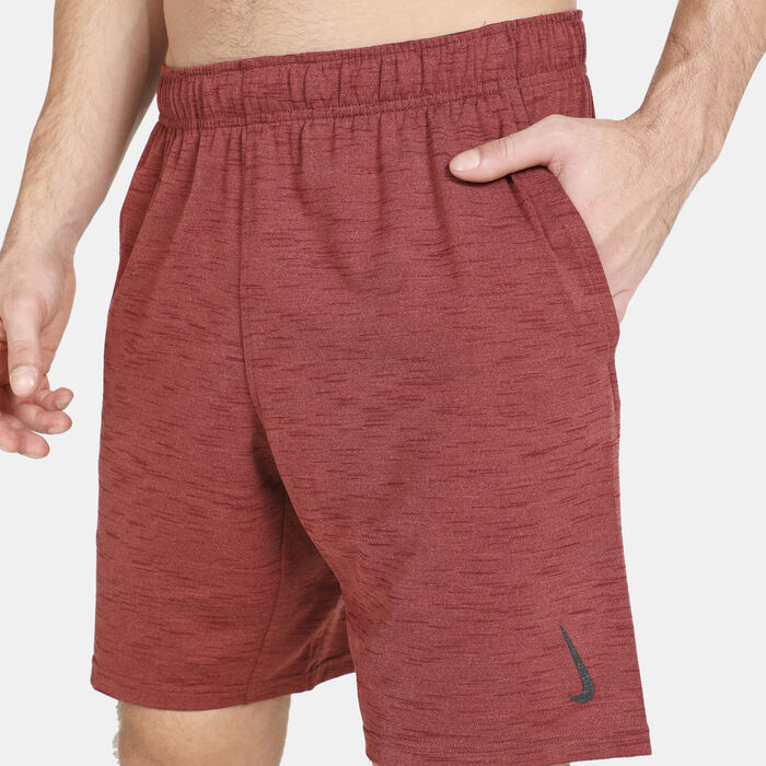 نايكي شورت دراي-فت هايبردراي يوجا للرجال أحمر image number 3