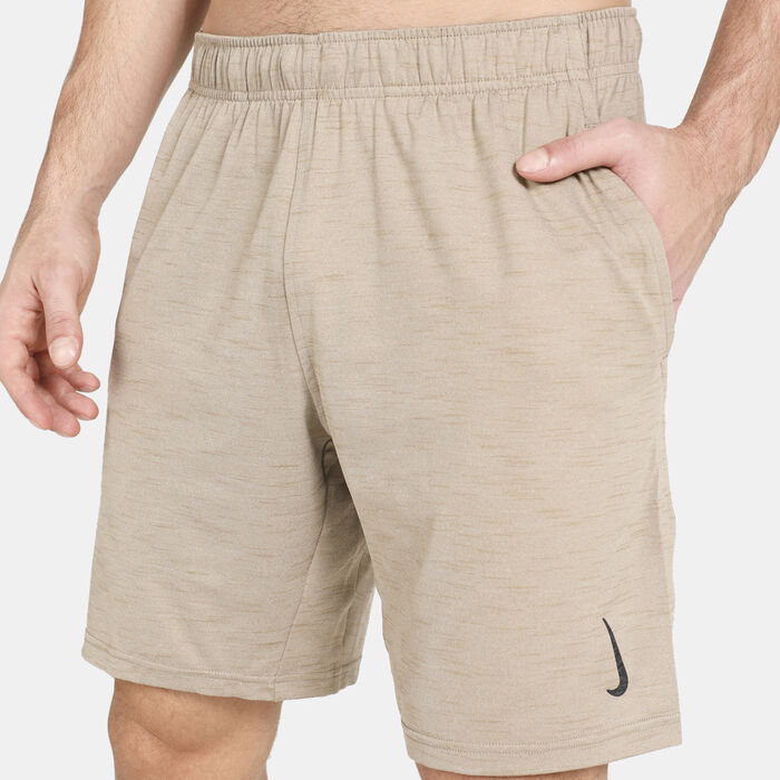 نايكي شورت دراي-فت هايبردراي يوجا للرجال بنى image number 3